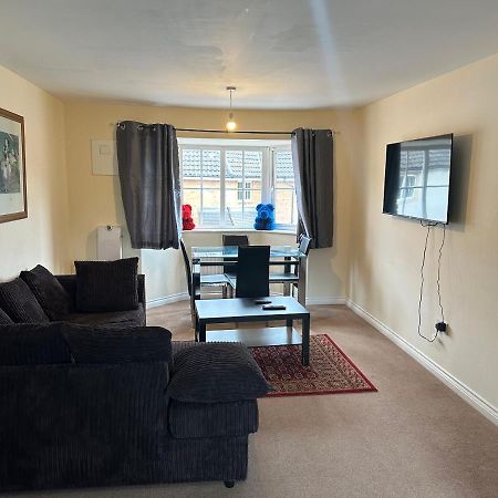 Lovely 2 Bedroom Family Holiday Home Thamesmead  Exterior photo