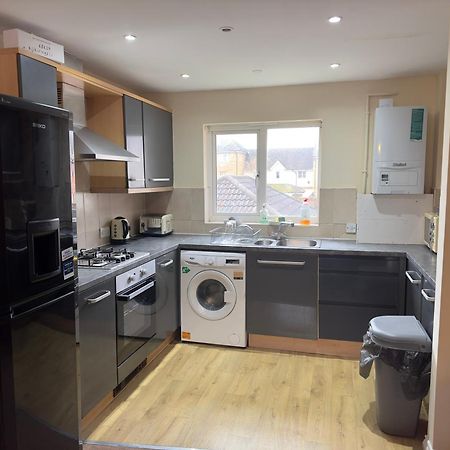 Lovely 2 Bedroom Family Holiday Home Thamesmead  Exterior photo