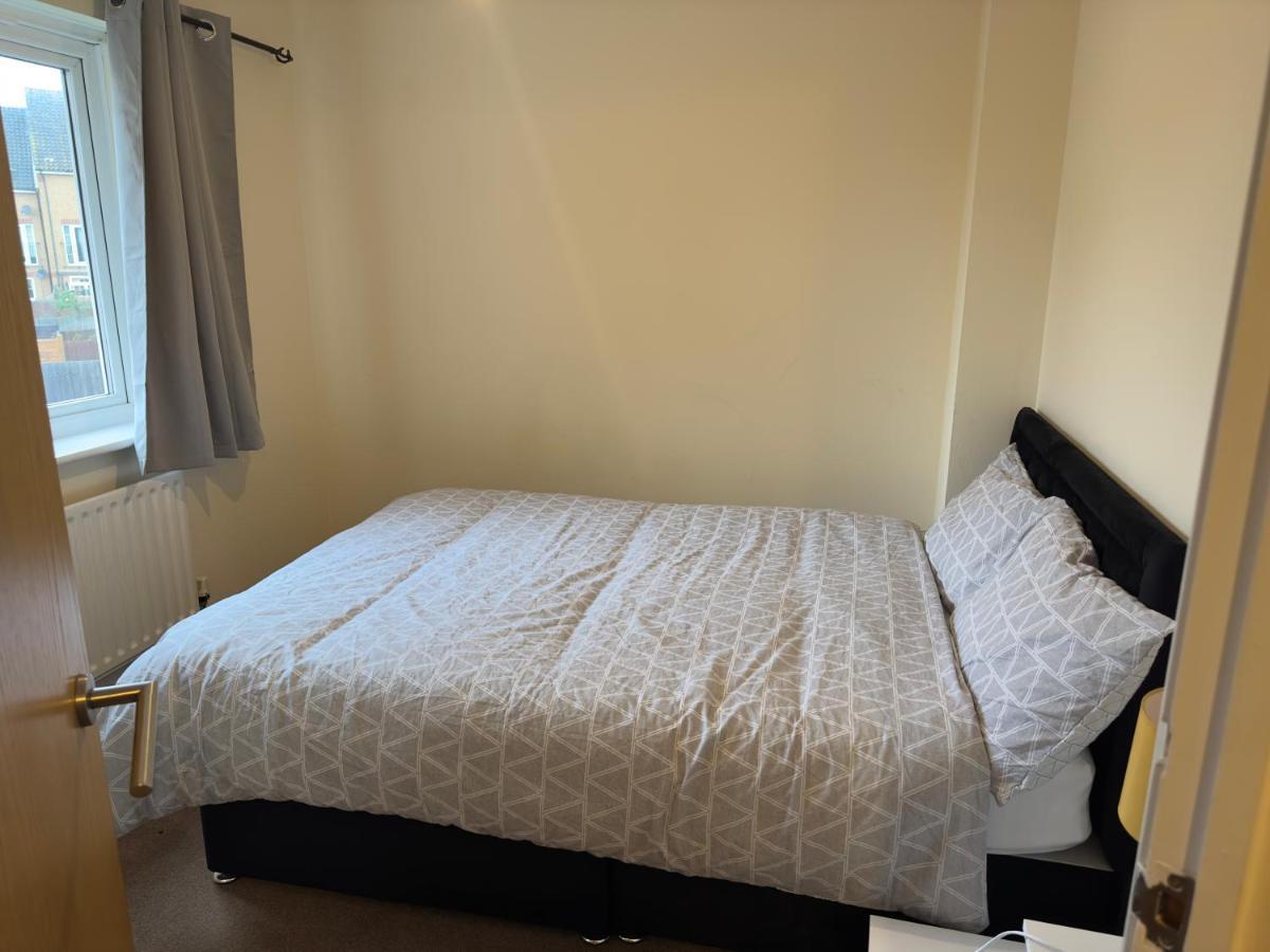 Lovely 2 Bedroom Family Holiday Home Thamesmead  Exterior photo