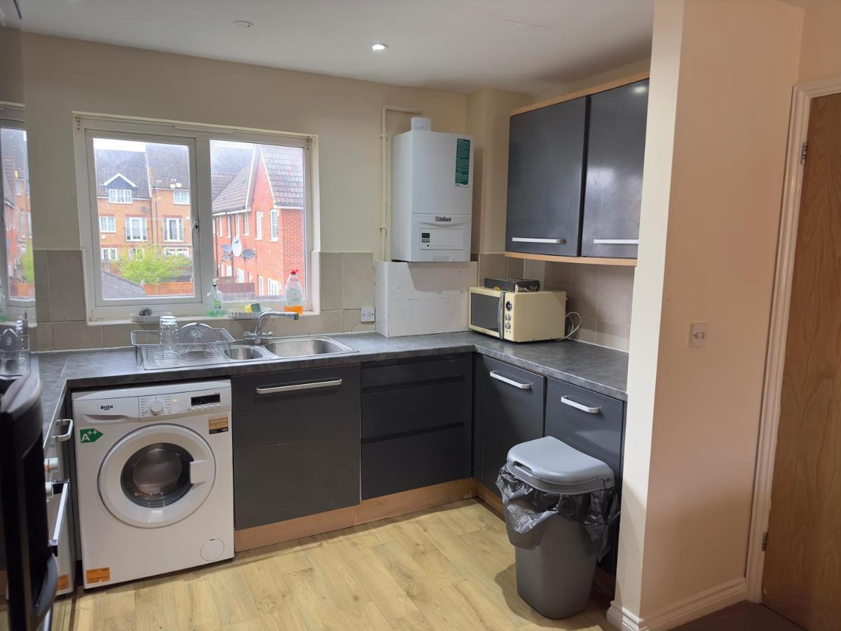Lovely 2 Bedroom Family Holiday Home Thamesmead  Exterior photo