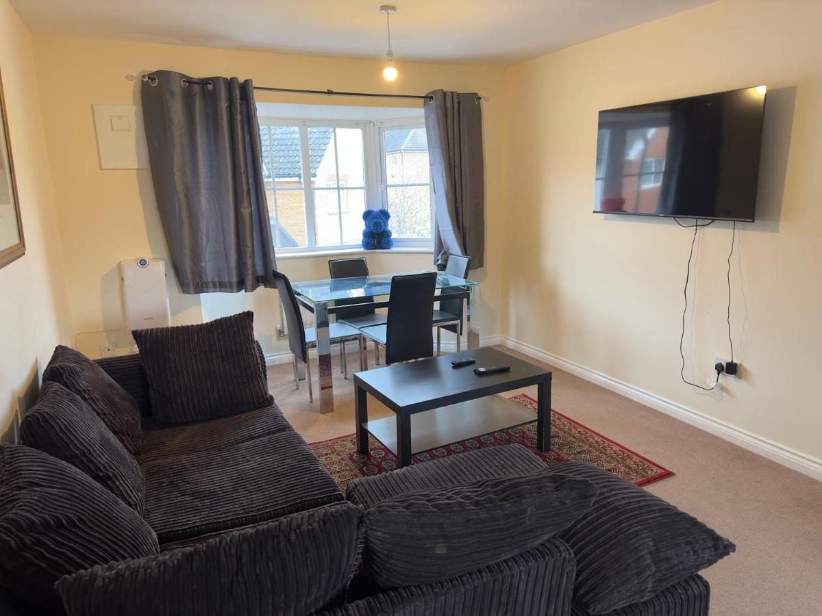 Lovely 2 Bedroom Family Holiday Home Thamesmead  Exterior photo