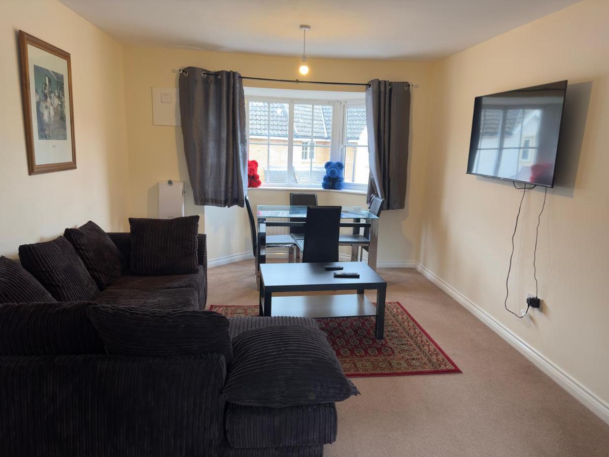 Lovely 2 Bedroom Family Holiday Home Thamesmead  Exterior photo