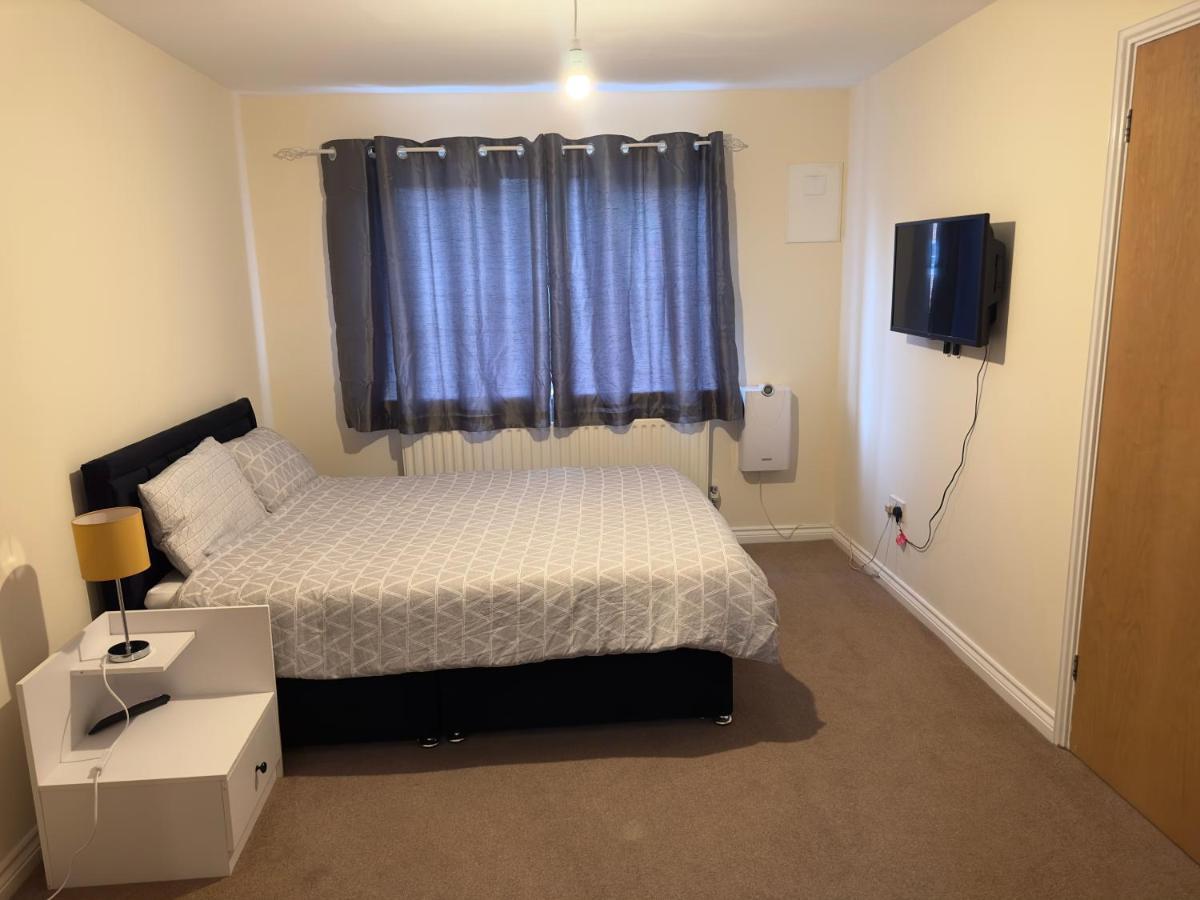 Lovely 2 Bedroom Family Holiday Home Thamesmead  Exterior photo