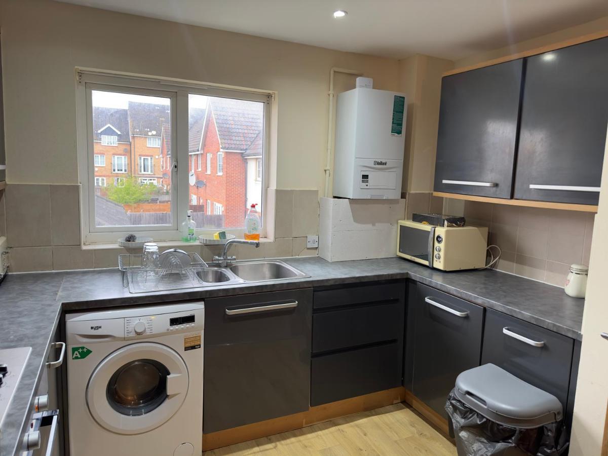 Lovely 2 Bedroom Family Holiday Home Thamesmead  Exterior photo
