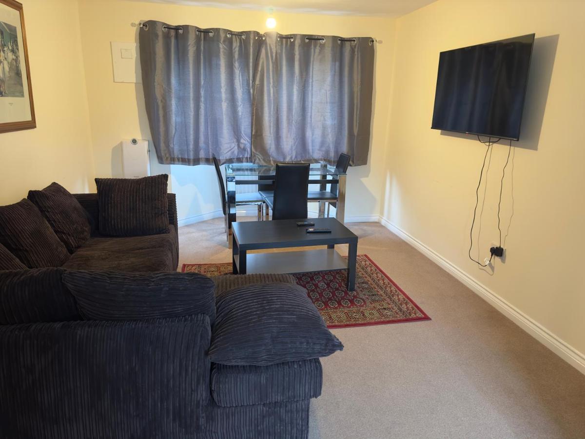 Lovely 2 Bedroom Family Holiday Home Thamesmead  Exterior photo