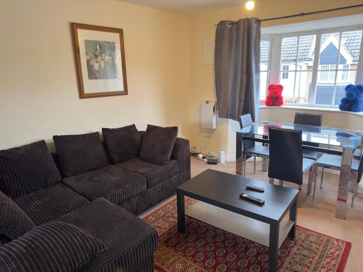 Lovely 2 Bedroom Family Holiday Home Thamesmead  Exterior photo