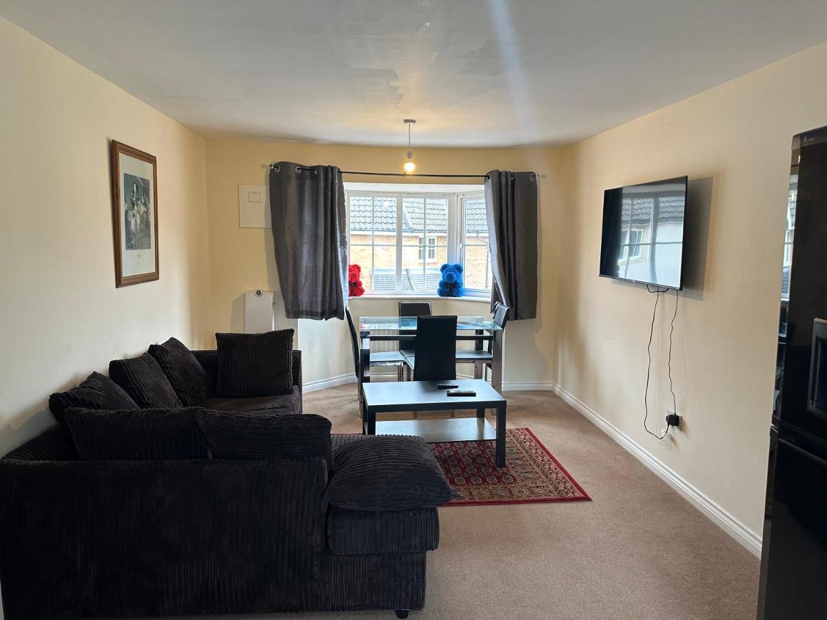 Lovely 2 Bedroom Family Holiday Home Thamesmead  Exterior photo