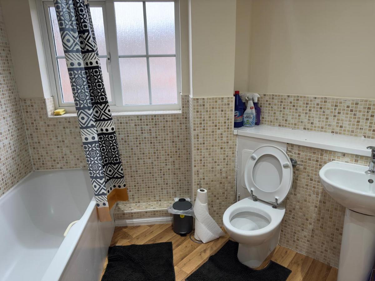 Lovely 2 Bedroom Family Holiday Home Thamesmead  Exterior photo