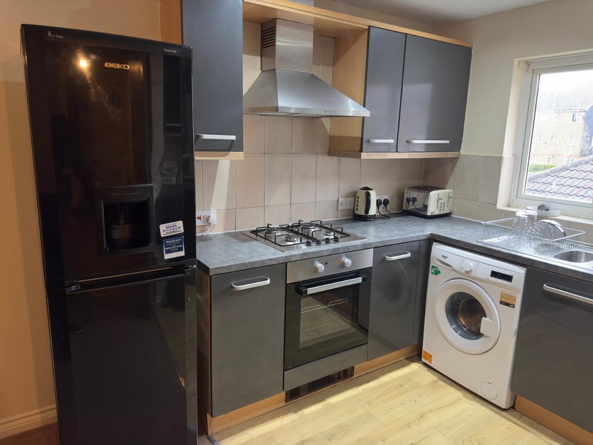 Lovely 2 Bedroom Family Holiday Home Thamesmead  Exterior photo