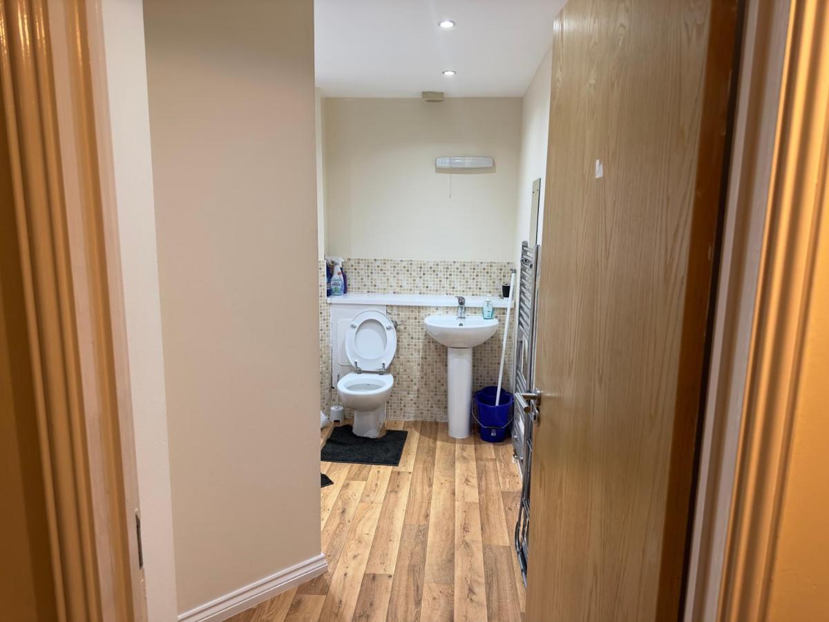 Lovely 2 Bedroom Family Holiday Home Thamesmead  Exterior photo