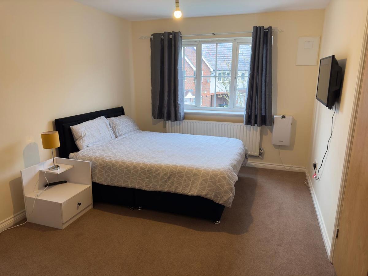 Lovely 2 Bedroom Family Holiday Home Thamesmead  Exterior photo