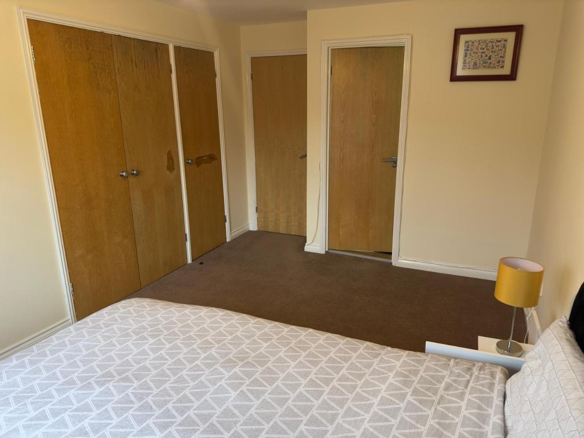 Lovely 2 Bedroom Family Holiday Home Thamesmead  Exterior photo