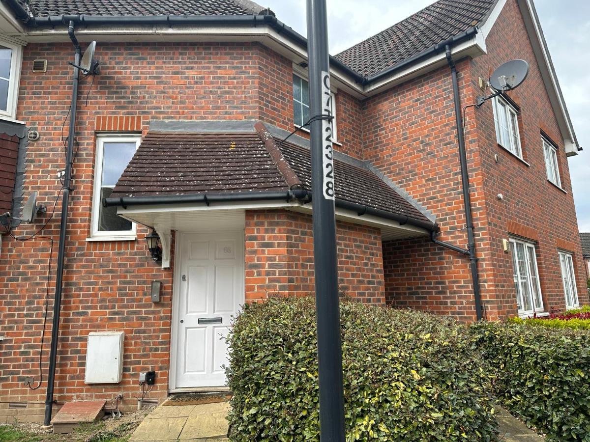 Lovely 2 Bedroom Family Holiday Home Thamesmead  Exterior photo