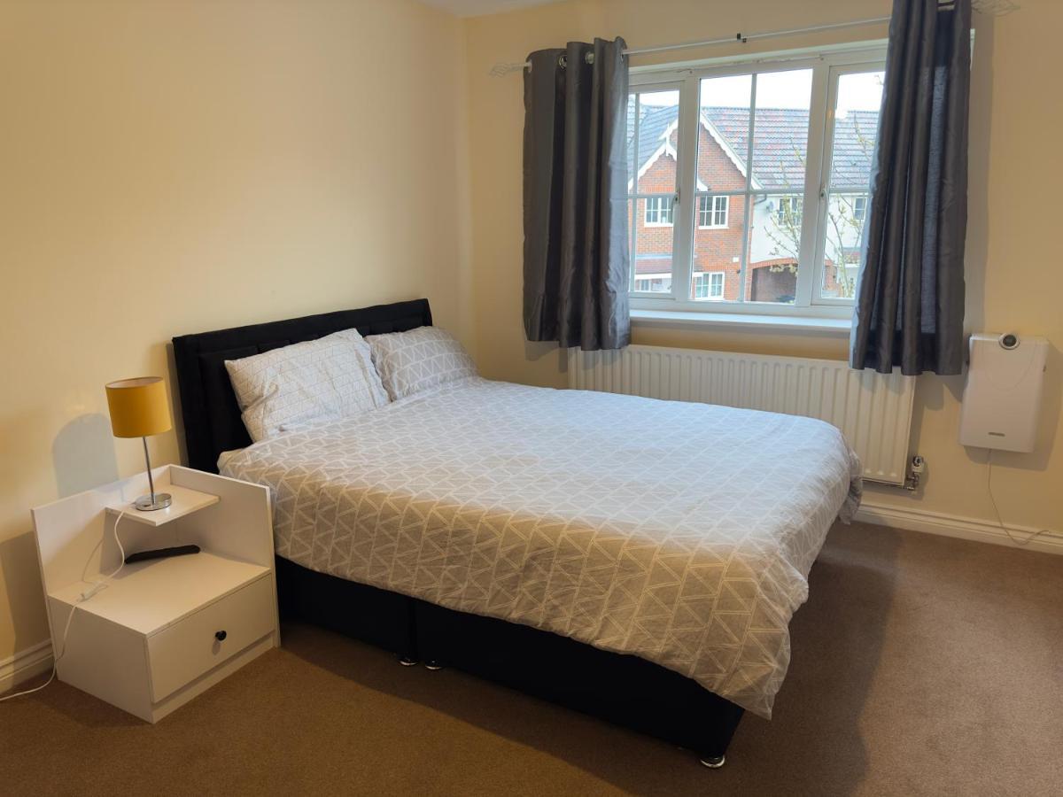 Lovely 2 Bedroom Family Holiday Home Thamesmead  Exterior photo