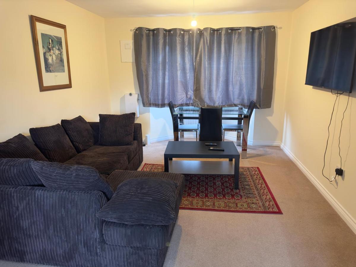 Lovely 2 Bedroom Family Holiday Home Thamesmead  Exterior photo