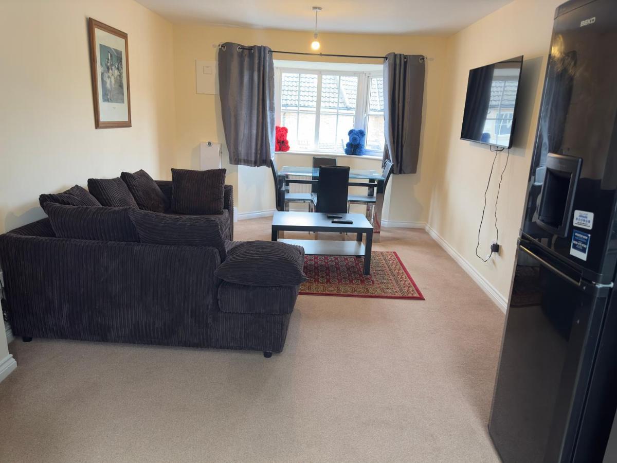 Lovely 2 Bedroom Family Holiday Home Thamesmead  Exterior photo