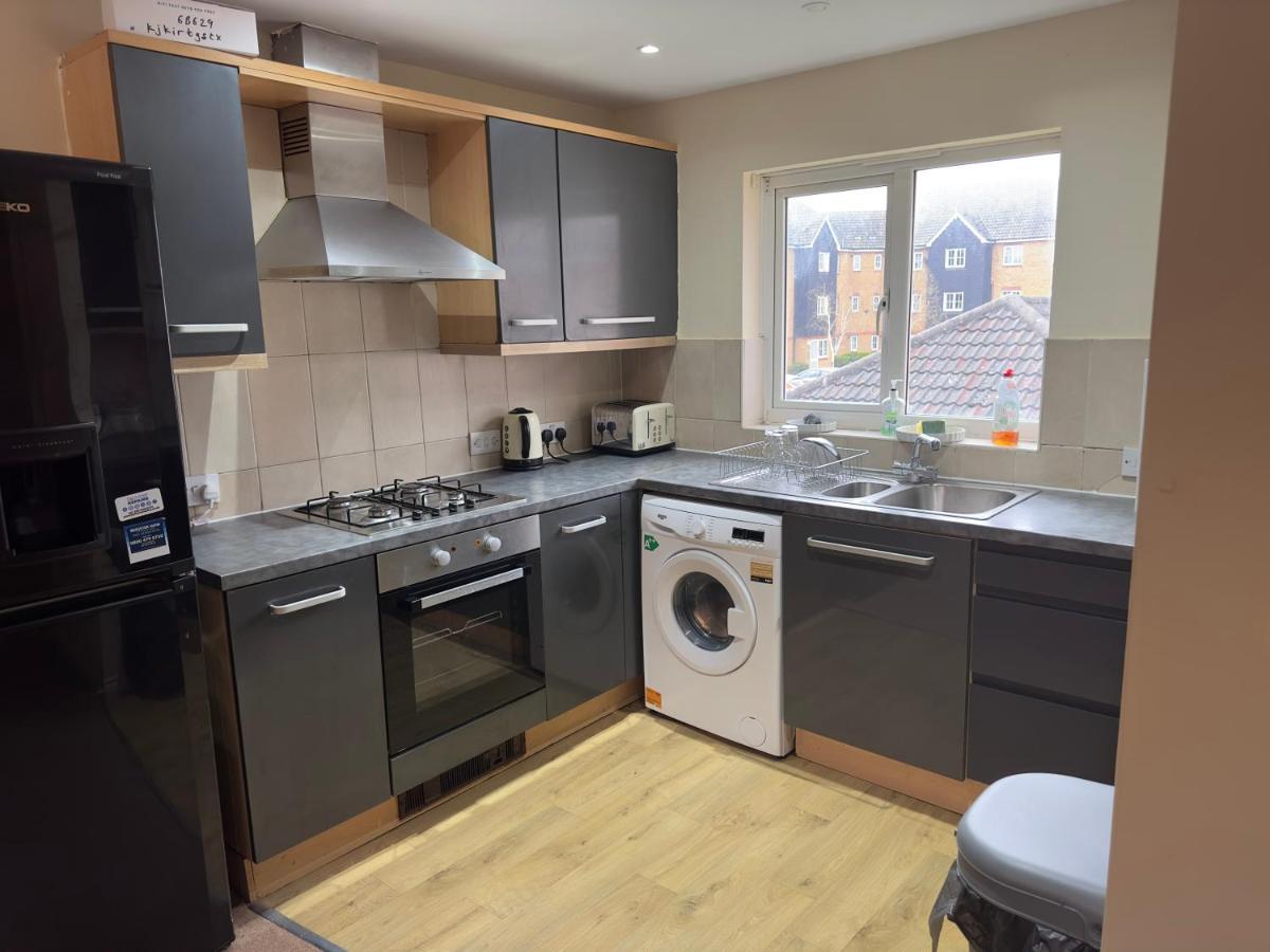Lovely 2 Bedroom Family Holiday Home Thamesmead  Exterior photo