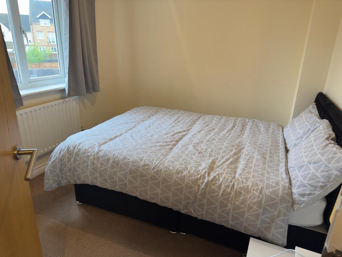 Lovely 2 Bedroom Family Holiday Home Thamesmead  Exterior photo