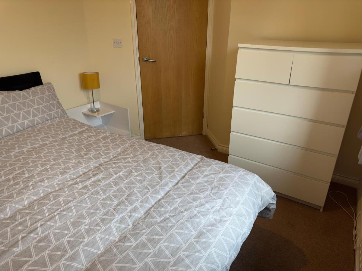 Lovely 2 Bedroom Family Holiday Home Thamesmead  Exterior photo