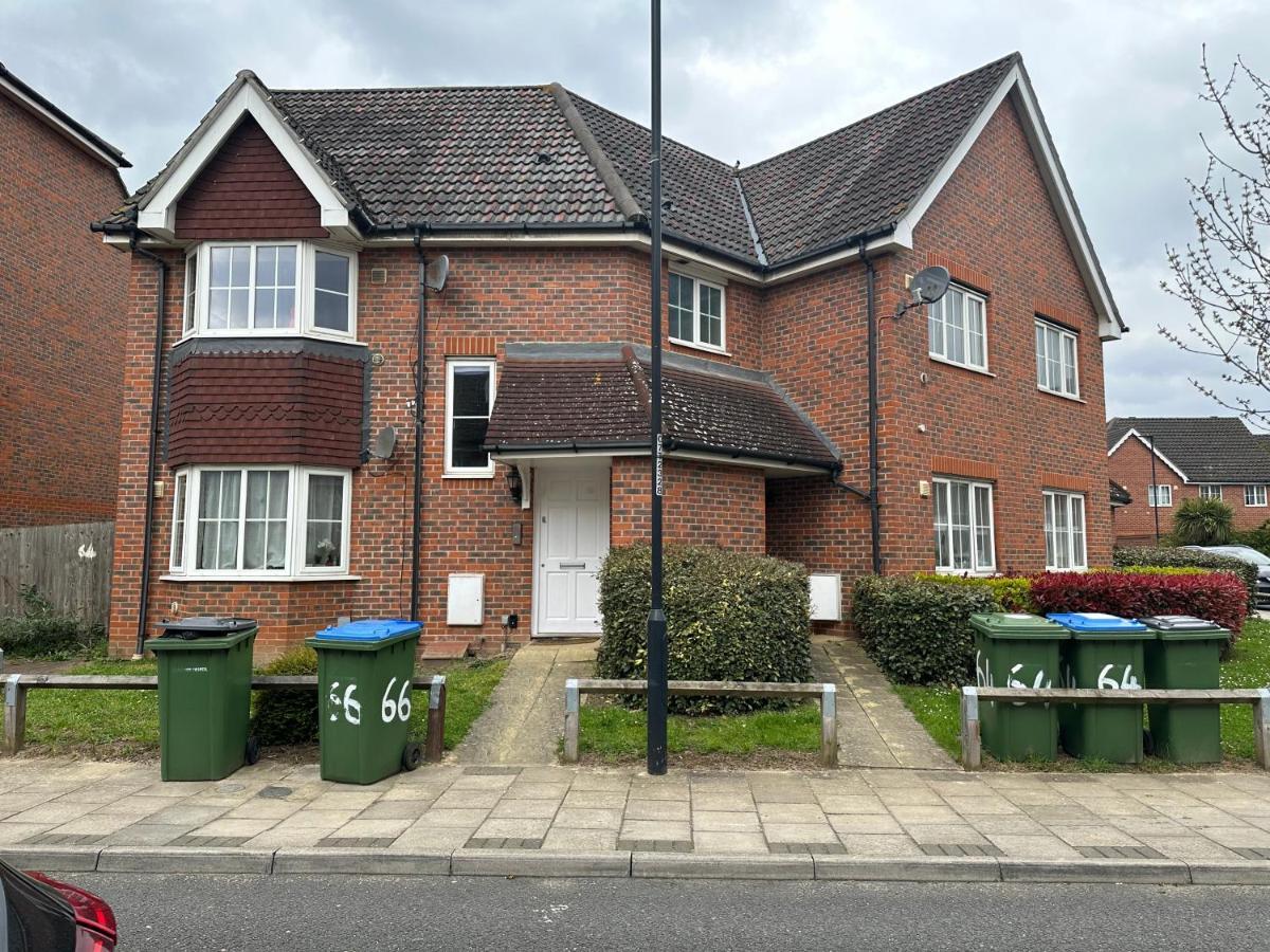 Lovely 2 Bedroom Family Holiday Home Thamesmead  Exterior photo