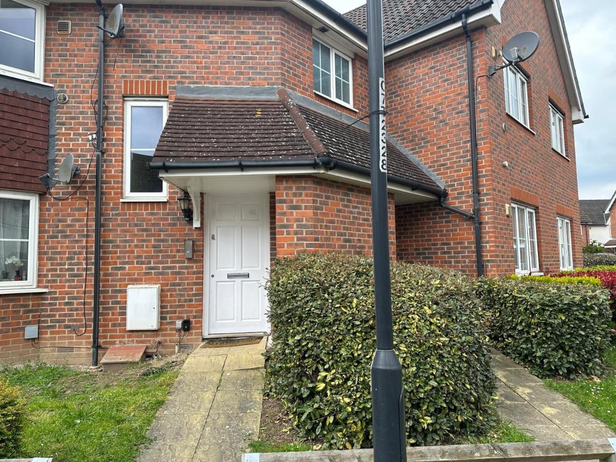 Lovely 2 Bedroom Family Holiday Home Thamesmead  Exterior photo