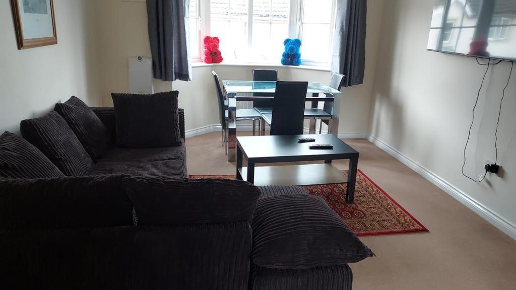Lovely 2 Bedroom Family Holiday Home Thamesmead  Exterior photo