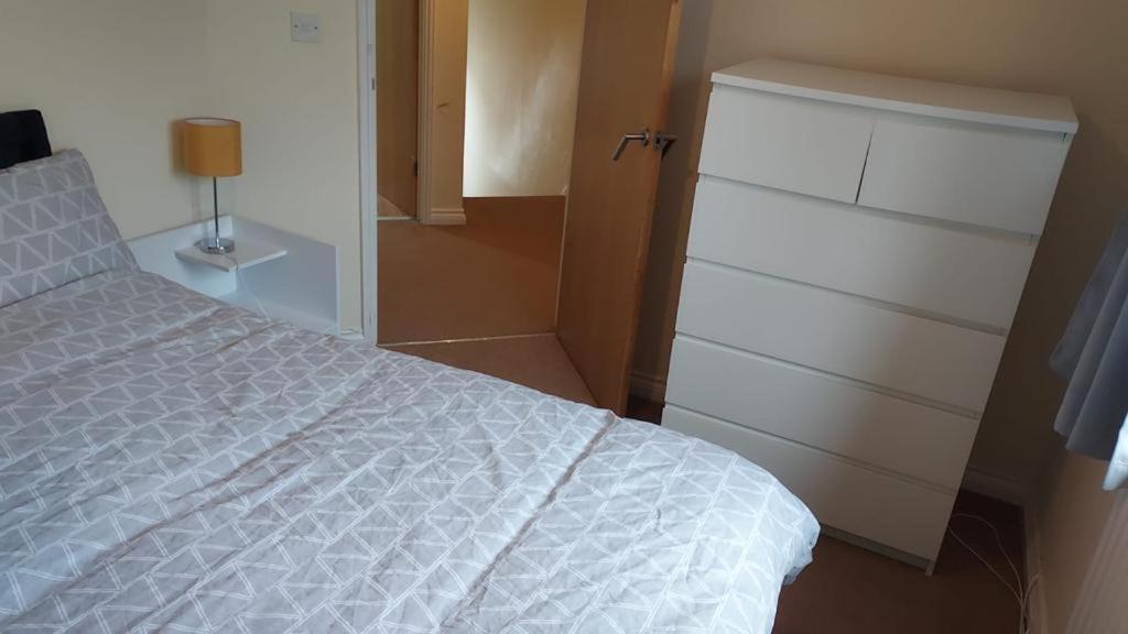 Lovely 2 Bedroom Family Holiday Home Thamesmead  Exterior photo