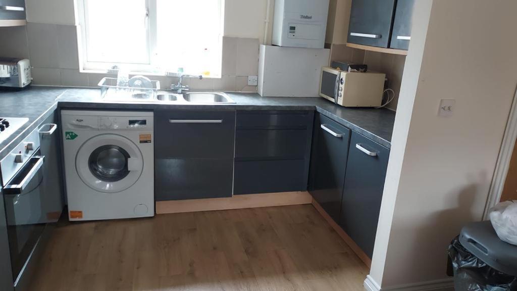 Lovely 2 Bedroom Family Holiday Home Thamesmead  Exterior photo